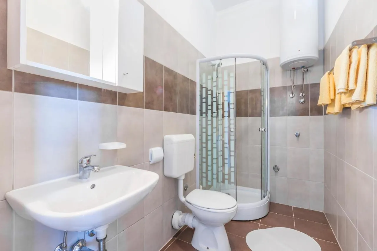 Apartmani Elio Pula 0*,